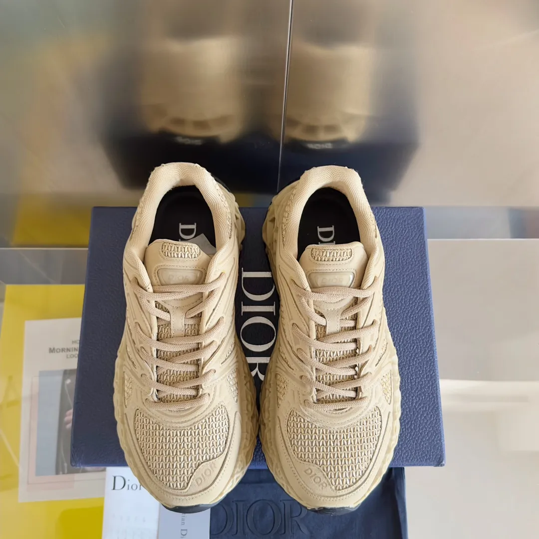 【DIOR】P:800💰 Men's 39-44. (Male 45.46 custom-made) Dior kawa Dior joint 2025ss casual sports shoes‼ ️ Reinterpret running shoes with dior’s haute couture style. b35 is made of fine-textured leather and mesh fabric materials. It can be worn in all seasons, is comfortable and breathable, and has many lines on the shoe body to outline details. It has a full retro three-dimensional feel and can create a casual look all year round!